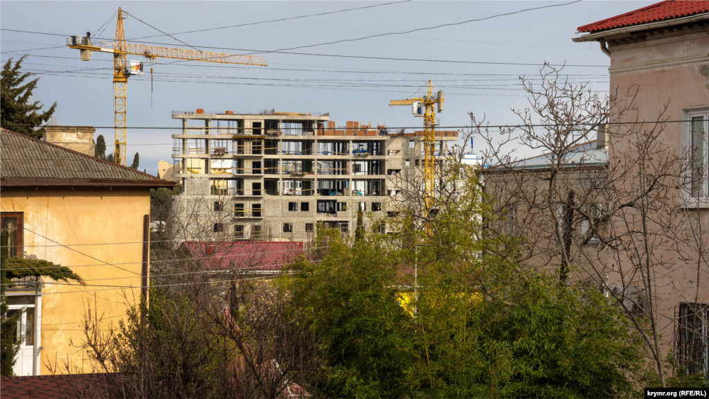Будинки надійно захищають від холодних вітрів посадки бамбука. На ПБК ростуть найбільш морозостійкі із субтропічних видів бамбука. Однак тут рослини страждають від сухості повітря і не досягають тих розмірів, до яких виростають у вологому й теплому кліматі, наприклад, у грузинській Аджарії
