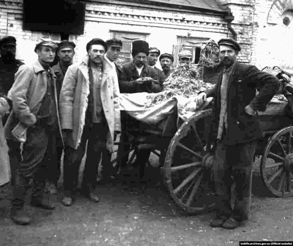 З конфіскованими колосками біля сільради села Удачне Гришинського району Донецької області, 1932 рік