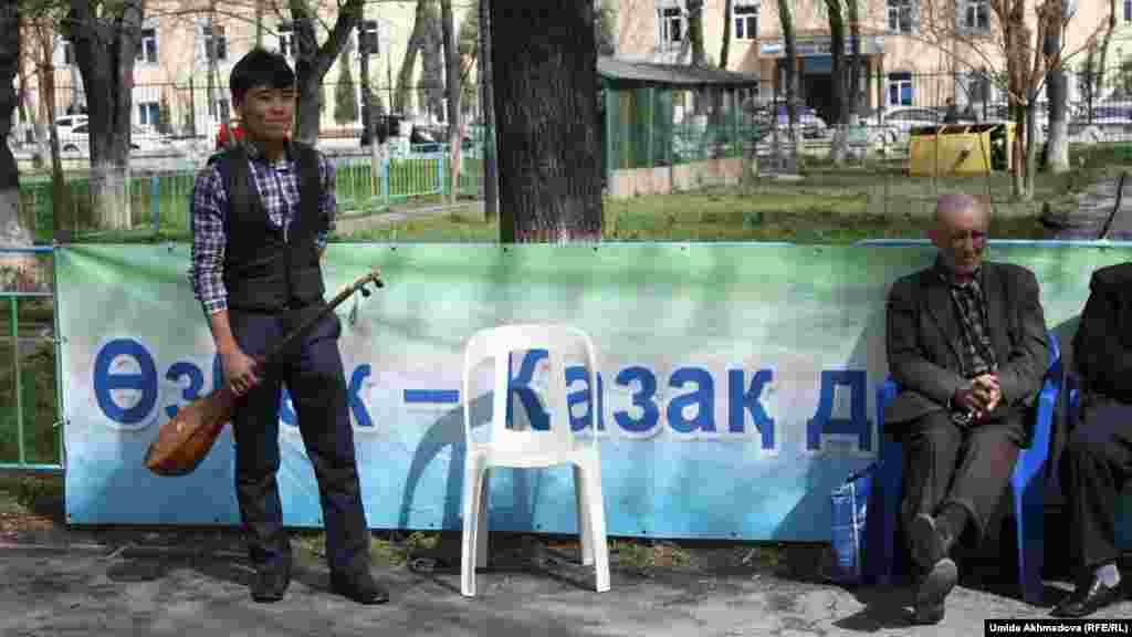 Ташкент қазақтарының Наурыз тойына мына бір жас жігіт домбырасын ала келген. 