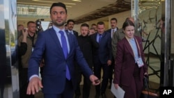 Președintele ucrainean Volodimir Zelenski (centru) a ajuns la Ankara pe 15 mai.