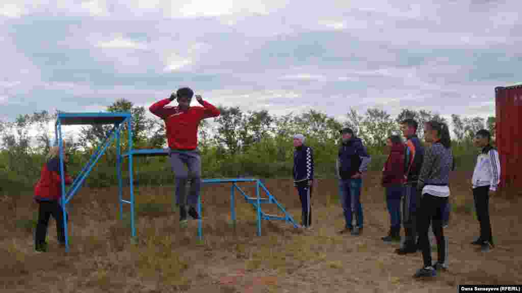 Парашютпен секіруді жаңадан үйренушілерді әуелі жерге дұрыс қонудың қыр-сырымен таныстырады. 800 метр биіктіктен жалғыз секірмес бұрын мұны білу – аса маңызды. Қалғаны техниканың шаруасы: егер жаттығу кезінде ұшақтан секірген адам әуеде парашютті өздігінен аша алмаса, сәлден кейін парашют автоматты түрде өзі ашылады.
