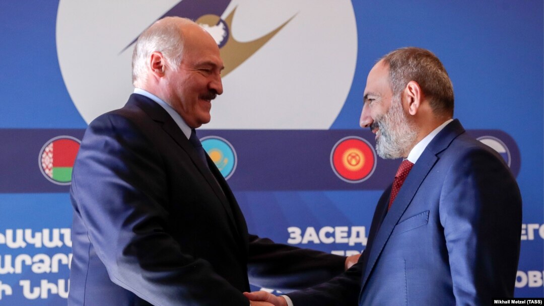 Belarus prezidenti Aleksandr Lukaşenko Ali Avrasiya İqtisadi Şurasının Yerevanda keçiriləcək iclası ərəfəsində Ermənistanın baş naziri Nikol Paşinyan tərəfindən qarşılanır. 2019