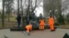 Невядомыя намалявалі «сьлёзы» на помніку Міцкевічу ў Менску. ФОТА