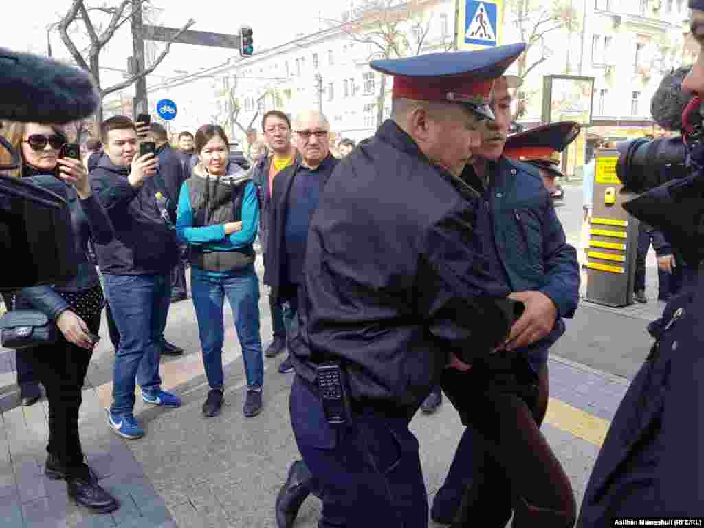 Полиция "Наурыз мейрамын тойлауға келген" адамды әкетіп барады. 