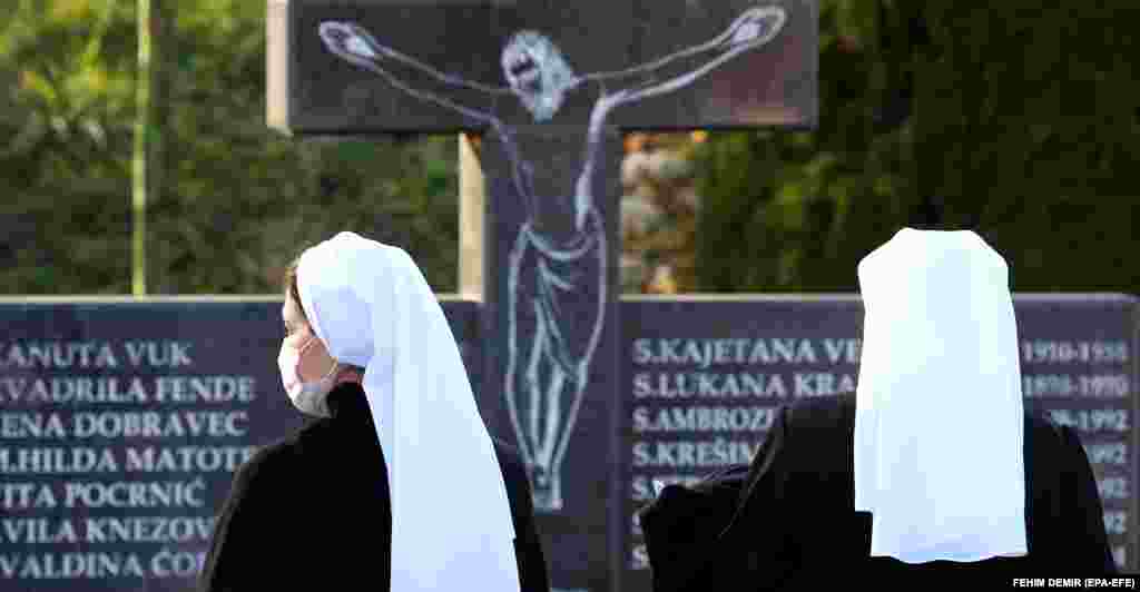Măicuțe romano-catolice rugându-se pentru una dintre surori în timpul Zilei Tuturor Sfinților la cimitirul Sf. Iosif din Sarajevo.