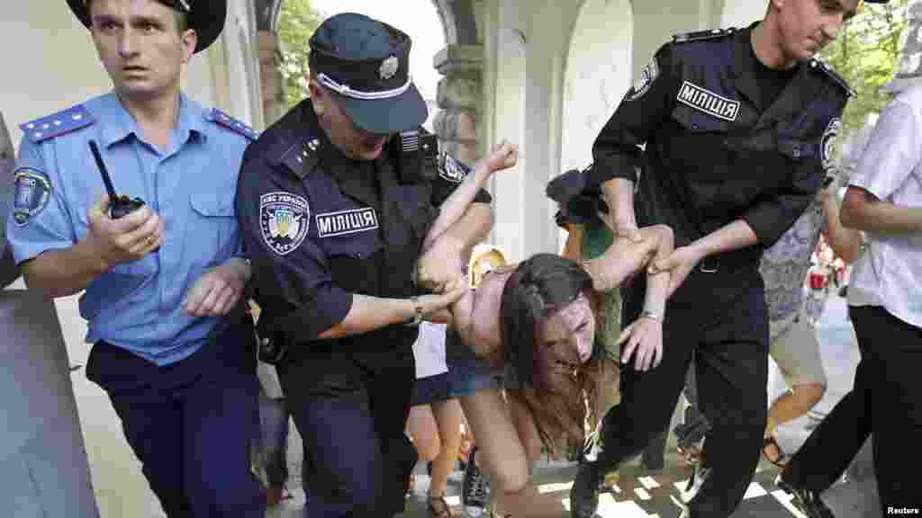 Ukrajina - Aktivistice skupine Femen protestirale su protiv prostitucije, reagirala je policija, Kijev, 19. juni 2012. Foto: REUTERS / Gleb Garanich