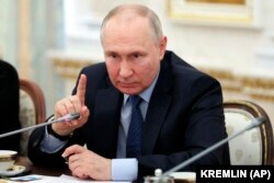 Ruski predsednik Vladimir Putin na sastanku s ruskim ratnim dopisnicima koji pokrivaju sukob u Ukrajini, Kremlj 13. jun.