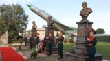Памятное мероприятие в честь российского летчика <a href="https://en.wikipedia.org/wiki/Roman_Filipov#:~:text=Roman%20Nikolayevich%20Filipov%20(Russian%3A%20%D0%A0%D0%BE%D0%BC%D0%B0%CC%81%D0%BD,Syria%2C%20on%203%20February%202018." target="_self">Романа Филипова</a> на авиабазе Хмеймим недалеко от Латакии. Февраль 2023 года.<br />
<br />
Спутниковые снимки, сделанные 13 декабря, показывают, что Россия, по-видимому, <a href="https://dcyh5l5lgidpq.cloudfront.net/a/syria-russia-hmeimim-military-equipment-withdrawal/33239263.html" target="_self">вывозит </a>технику с базы Хмеймим после недавнего свержения своего союзника, президента Башара Асада