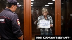 Депутата Думи Москви засудили до позбавлення волі за звинуваченням про розповсюдження «фейків про російську армію» У суді Олексій Горінов, якого тримали у скляній клітці, показав саморобний плакат із запитанням «Вам ще треба ця війна?». Москва, Росія. 8 липня 2022 року