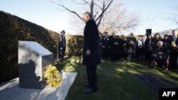 Прэм'ер Аўстраліі Тоні Эбат ушаноўвае памяць ахвяраў малайзійскага Боінга