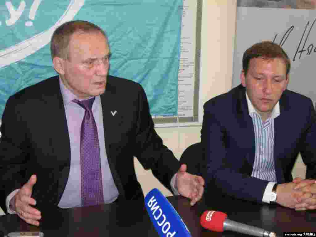 Кіраўнікі кампаніі «Гавары праўду» Уладзімер Някляеў і Андрэй Дзьмітрыеў на прэсавай канфэрэнцыі ў Менску.