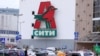 Az Auchan és a Decathlon tulajdonosa ugyanaz, így egyik sem zárt be Oroszországban. Auchan-áruház Moszkvában 2021. június 9-én