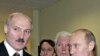 Белорусские власти обозначили свою позицию в связи с конфликтом в Грузии лишь после критики российского посла (на фото по середине)