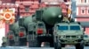 Ռուսական RS-24 Yars տեսակի միջմայրցամաքային հրթիռները Հաղթանակի օրվան նվիրված զորահանդեսում, Կարմիր հրապարակ, Մոսկվա, 24-ը հունիսի, 2020թ. 