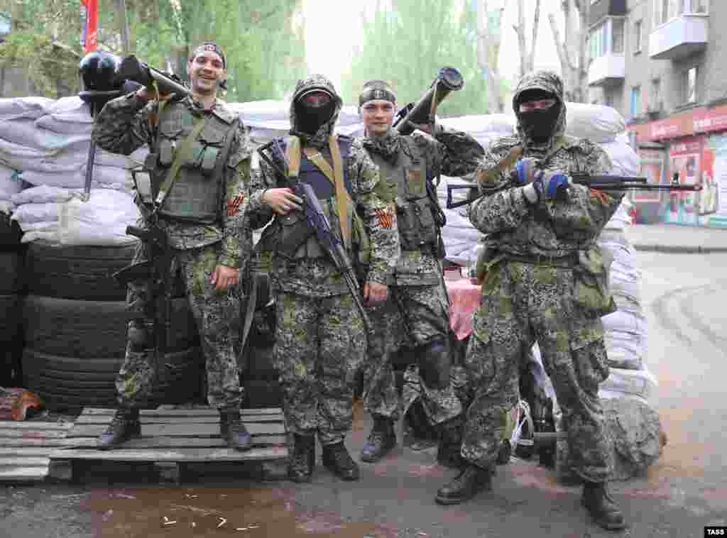 Озброєні проросійські бойовики позують для фотографії біля барикади у Слов’янську