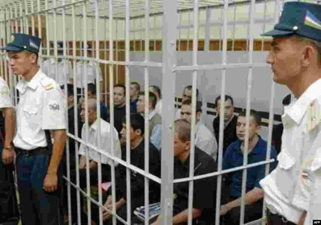 Әндіжан оқиғасына қатысқан 15 азамат "лаңкестік" пен "ауыр қылмыстар жасады" деген айыптар бойынша сотқа тартылды. Ташкент, 20 қыркүйек 2005 жыл.
