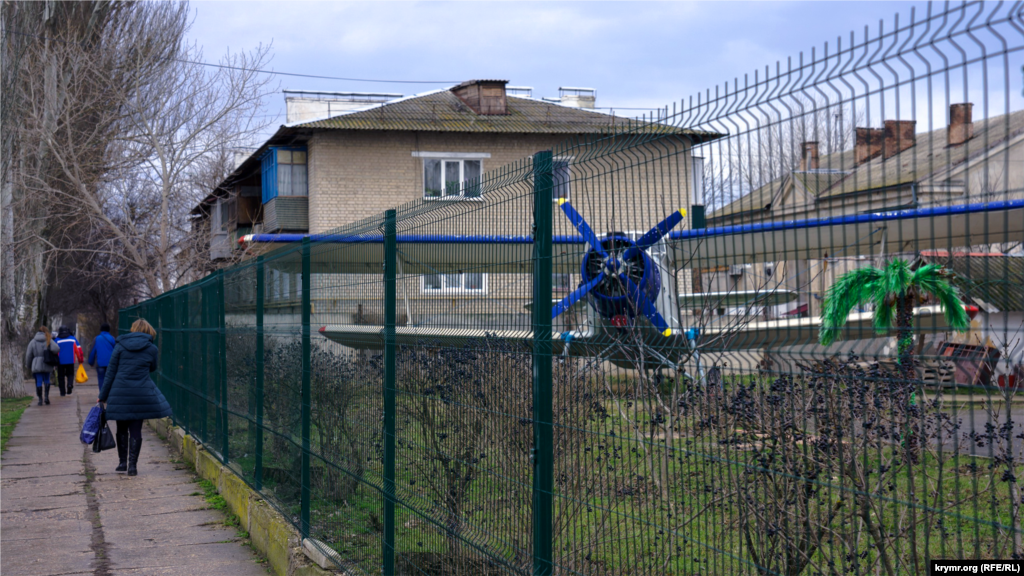 «Кукурудзник» Ан-2 за ґратами міжшкільного навчально-виробничого комбінату