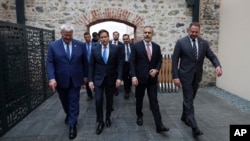 Ministrul ucrainean de externe Andrii Sîbiha, secretarul de stat american Marco Rubio, ministrul turc de externe Hakan Fidan și șeful biroului prezidențial ucrainean Andrii Iermak au sosit pentru o întâlnire Ucraina-SUA-Turcia la Palatul Dolmabahce din Istanbul, 16 mai 2025.