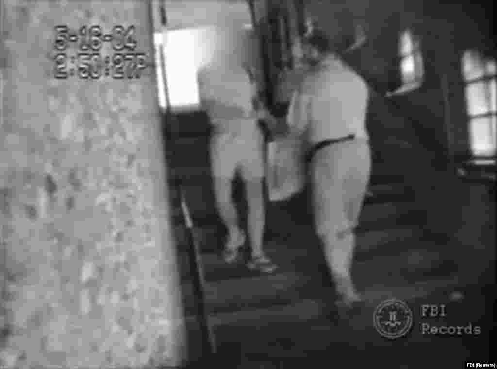ФБР также выпустило видео, датированное 2004 годом. На нем видно, как один из российских дипломатов передает Кристоферу Метсосу, одиннадцатому члену ячейки, который не жил в США, пакет с наличными. Его арестовали власти Кипра вскоре после задержания десятерых человек в США 