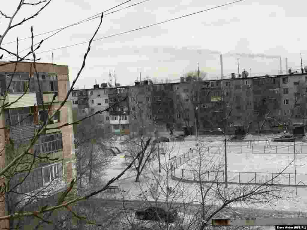 Металлургиялық комбинаттан шыққан түтін. «Отражение» қоғамдық қоры АҚШ елшілігінің қаржысына қалада ауа ластығын РМ-2,5 жиілігімен анықтайтын құрал орнатқан. Үш «датчиктің» көмегімен қаладағы ауаның ластығын онлайн режимде бақылап отыруға болады. Қоғамдық қор жетекшісі Елена Варганованың сөзінше, жақында тағы екі «датчик» орнатылады. Бұл бүкіл Теміртау аумағындағы ауаның жағдайын бақылауға мүмкіндік бермек.