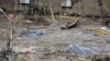 Река на своем пути смывала все подряд – гаражи, автомобили, деревья, разрушала дороги и размывала грунт под многоэтажками