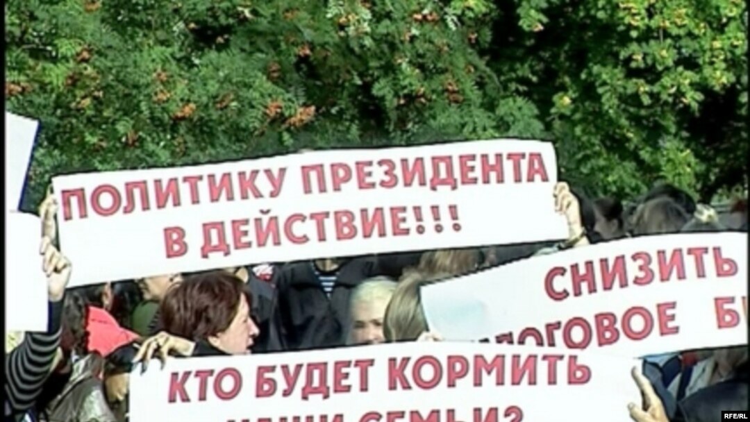 Забастовка торговцев рынка, требовавших снижения налогов. Петропавловск, 30 июля 2009 года.