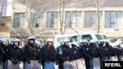 Jedinice policije ispred zgrade opštinskog i okružnog suda