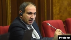 Armenia - Opposition deputy Nikol Pashinian speaks in the parliament, Yerevan, 1Dec2014..