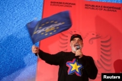 Kryetari i Partisë Socialiste dhe kryeministri i Shqipërisë, Edi Rama, mban fjalimin e tij gjatë një tubimi në Fier.