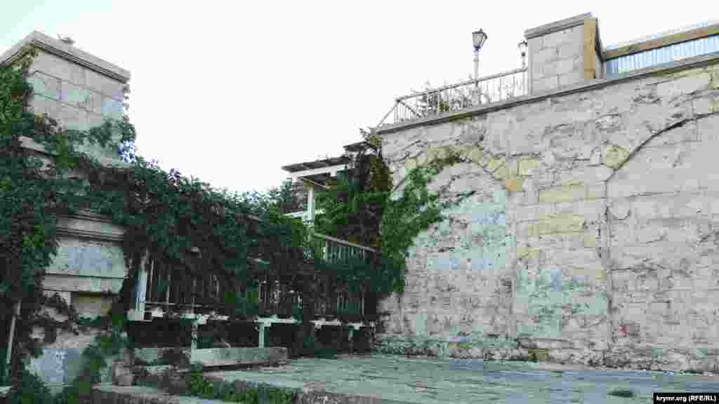 Мітрідатські сходи побудували 1840 року за проектом італійського архітектора. Три їхні яруси виконані з місцевого каменю-ракушняку