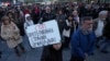 Detalj sa protesta u Beogradu održanom 10. aprila 2025. zbog proterivanja desetina stranih državljana iz Srbije. 