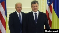 Джо Байден (Л) і Петро Порошенко (архівне фото)