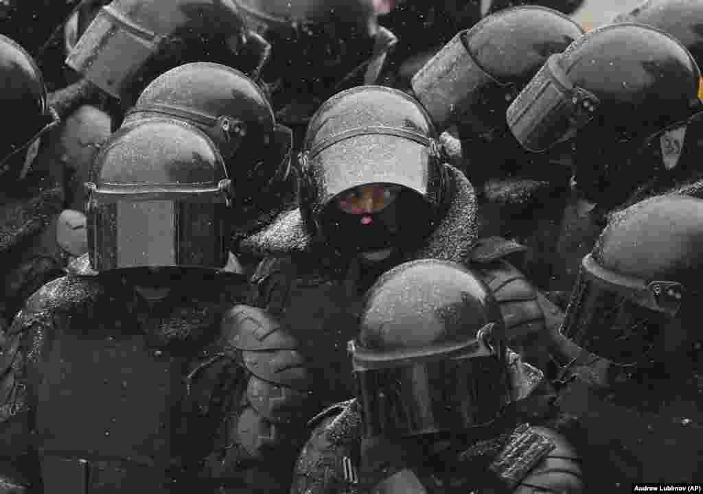 Policia në rrugët e Moskës pas protestave të organizuara në mbështetje të liderit opozitar, Aleksei Navalny më 31 janar. (AP/Andrew Lubimov)