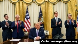 Президент Дональд Трамп Израил менен Бириккен Араб Эмирлигинин ортосунда келишим түзүлгөнүн жарыялагандан кийин, Вашингтон, 13-август 2020-жыл. 
