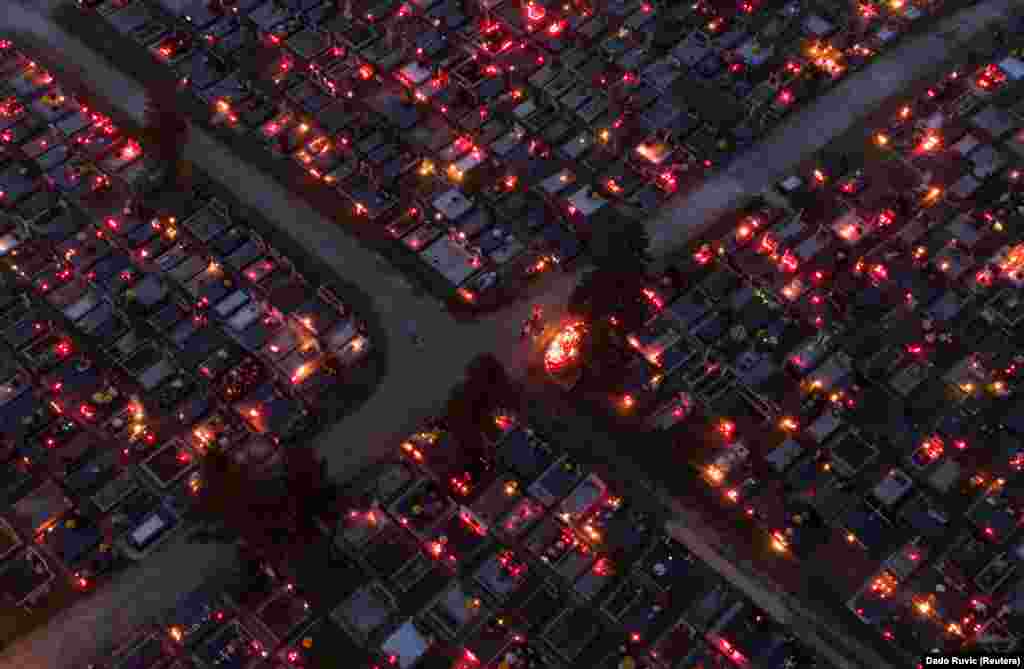 Vedere de sus a cimitirului luminat ca ziua de pe dealul Crkvicko în timpul Sărbătorii Tuturor Sfinților în Zenica, Bosnia-Herzegovina