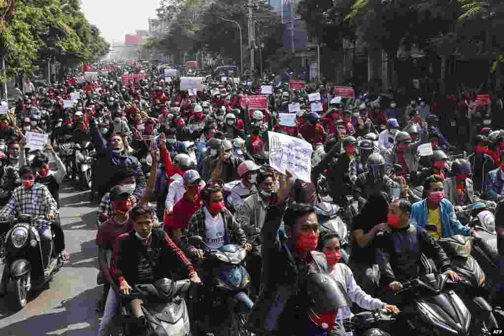 Protestuesit mbajnë parulla gjatë një demonstrate kundër grushtit të shtetit ushtarak pranë pallatit mbretëror në Mandalay, 7 shkurt, 2021. (STR/AFP)