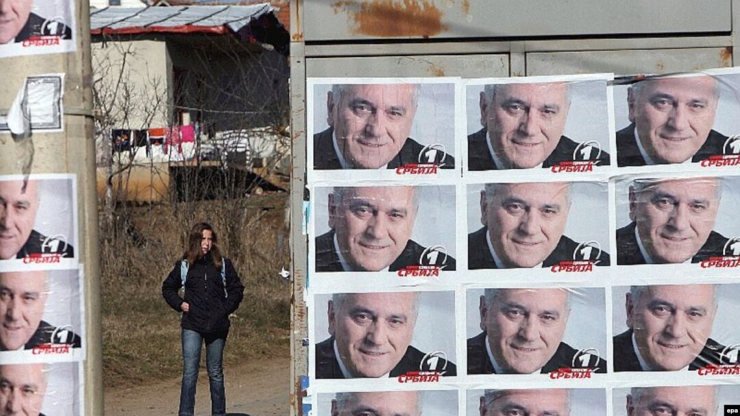Kosovo -- predizborni plakati Tomislava Nikolića u Gračanici