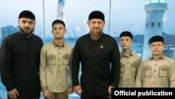 Глава Чечни Рамзан Кадыров с племянником Хамзатом и сыновьями Ахматом, Зелимханом и Адамом (слева направо)