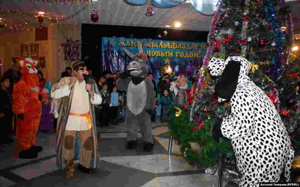  Көңүлдүү достор. Мышык-артист Нүргүл Кулманбетова .