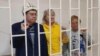Темирлан Султанбеков, Ирина Карамушкина и Роза Тюрксевер в зале суда. 