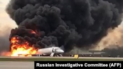 Пассажирский самолет, охваченный огнем в аэропорту Шереметьево столицы России, который совершил аварийную посадку. Москва, 5 мая 2019 года.
