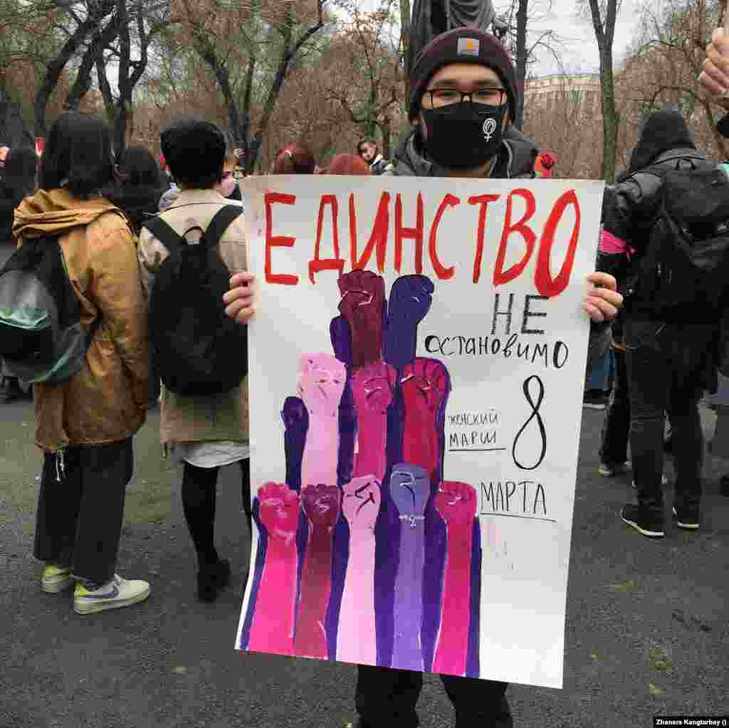 Шеруге келгендердің басты талабы – әйелдер мен ерлердің еңбекақысын теңестіру, әйелді зорлық-зомбылықтан қорғайтын заң қабылдау, биліктегі әйелдерді көбейту. 