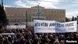 Demonstranti na demonstracijama ispred zgrade parlamenta u Atini (5. mart 2023. godine): Na transparentu piše "Nije bila ljudska greška – Unija žečlezničara Grčke"