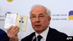 Николай Азаров показывает украинский паспорт во время пресс-конеференции, на которой он сообщил о создании «Комитета спасения Украины». Москва, август 2015 года 