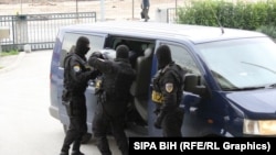 Припадници на СИПА, архивска фотографија