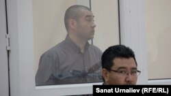 42-летний уроженец Сайрамского района Южно-Казахстанской области Абдухалил Абдужаббаров, обвиненный властями Казахстана в пропаганде терроризма и возбуждении религиозной розни (слева), и его адвокат Жандос Булхайыр во время суда. Уральск, 25 июля 2017 года.