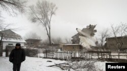 Бішкек түбіндегі елді мекенге құлаған ұшақ бөлшегі. Қырғызстан, 16 қаңтар 2017 жыл.