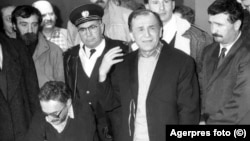 „Acest om fără inimă, fără creier, a întinat numai idealurile socialismului”, declamă Ion Iliescu în direct, la televiziunea publică, pe 22 decembrie 1989. Seara, va da însă citire comunicatului Frontului Salvării Naționale care scoatea în afara legii Partidul Comunist. Manifestanții nu oboseau să strige „Jos Comunismul!”