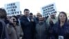 Демонстрация турецких журналистов в поддержку подсудимых журналистов Джана Дюндара и Эрдема Гюля в день суда над ними. Стамбул, 1 апреля 2016 года. 