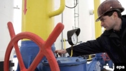 Робітник газово-компресорної станції в місті Боярка, що поблизу Києва